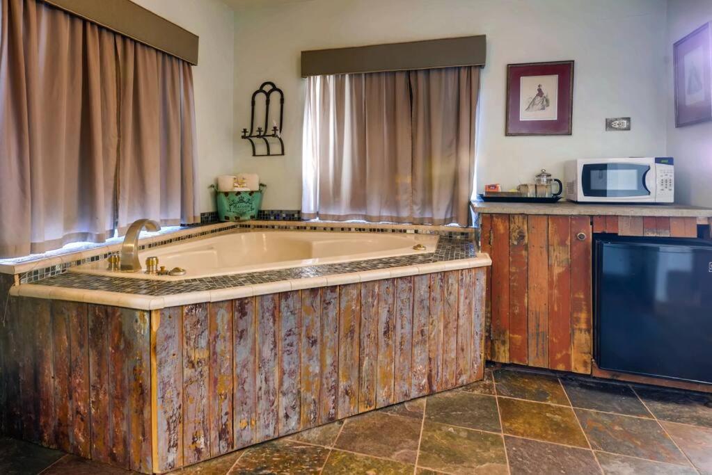 Cliff House Lodge And Hot Tub Cottages Morrison Exterior photo