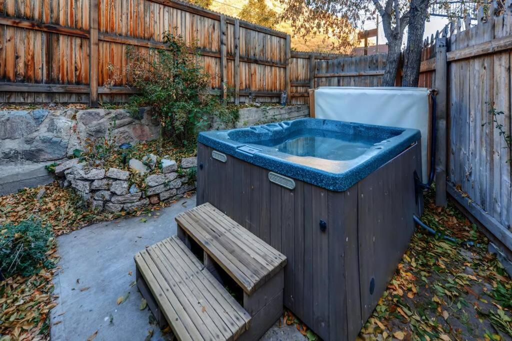 Cliff House Lodge And Hot Tub Cottages Morrison Exterior photo