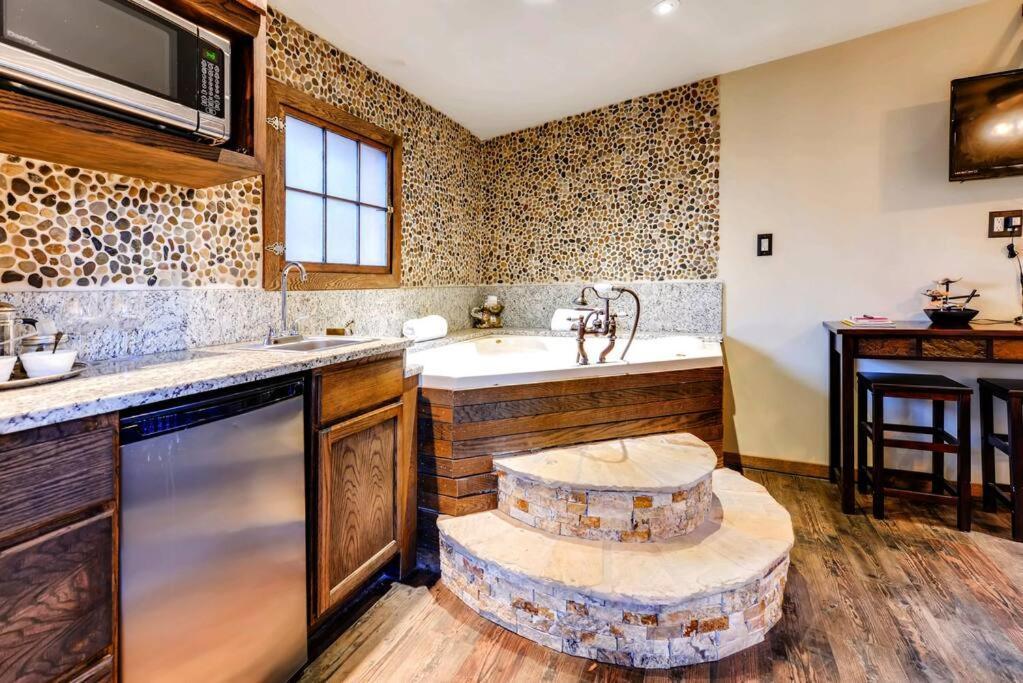Cliff House Lodge And Hot Tub Cottages Morrison Exterior photo